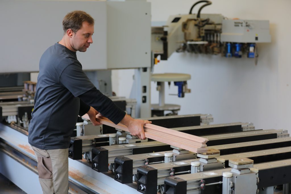 cnc-individuelle-fertigung-praezision-passgenau-moderner-maschinenpark